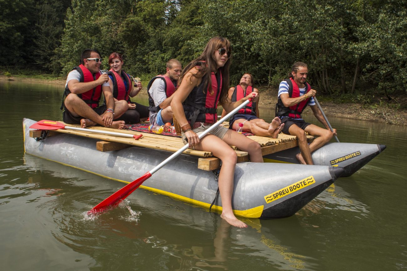 Raftingboot mit Gruppe auf dem Wasser